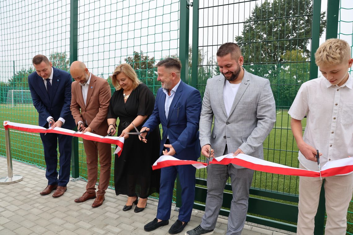 Przy Szkole Podstawowej nr 13 oficjalnie otwarto nowe boisko