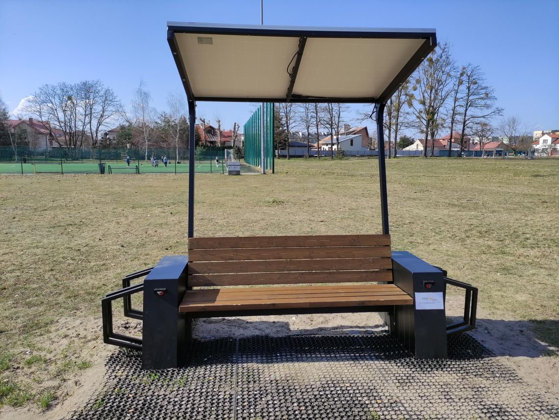 Przy ulicy Dąbrówki w Mielcu powstała smart ławka. Ciekawa inwestycja