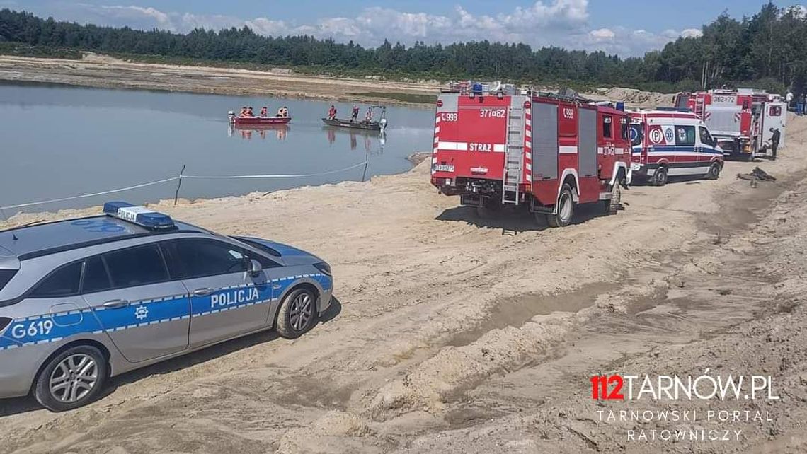 Radłów. Koparka z operatorem wjechała do zalewu. 59-latek nie żyje!