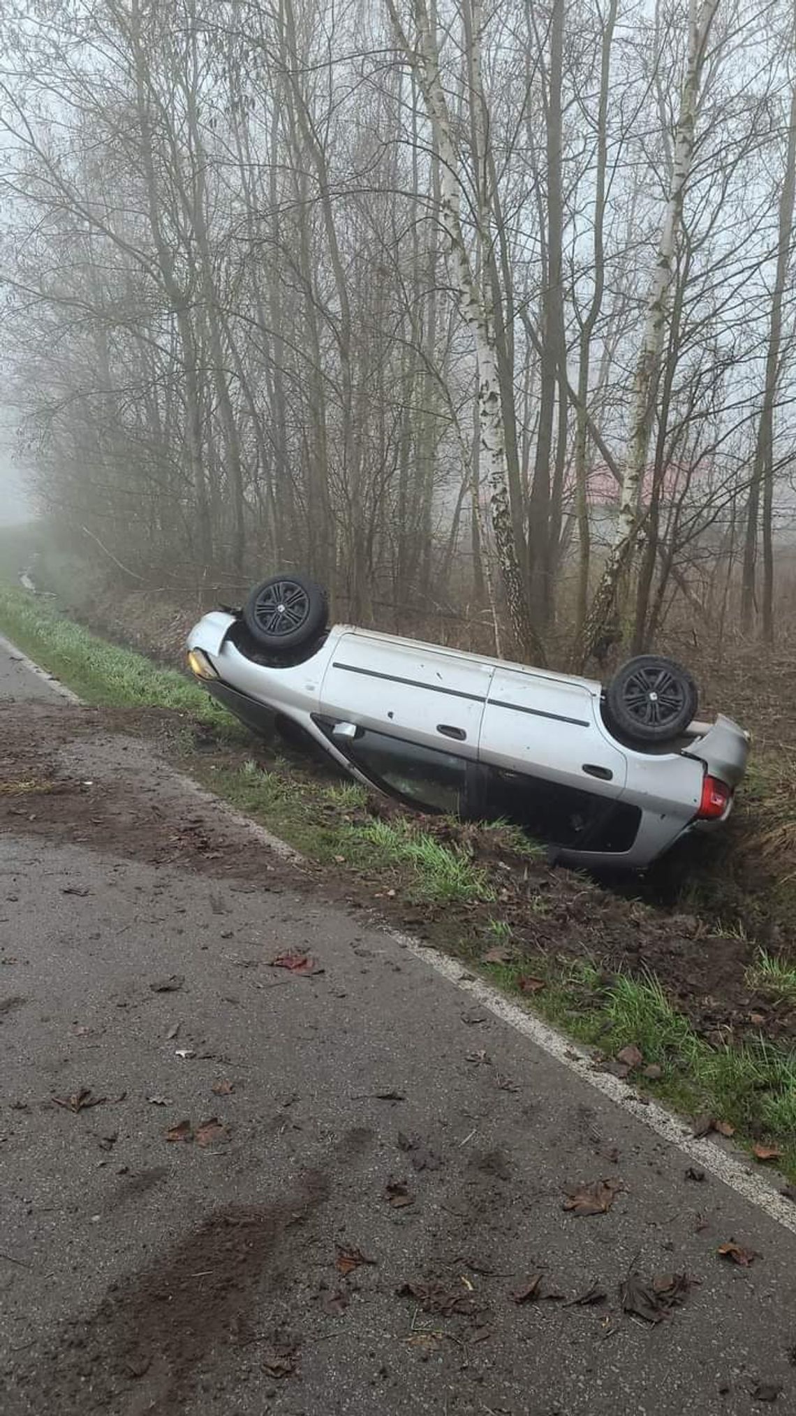 Radomyśl Wielki. Dachowanie samochodu osobowego. W aucie 4 osoby