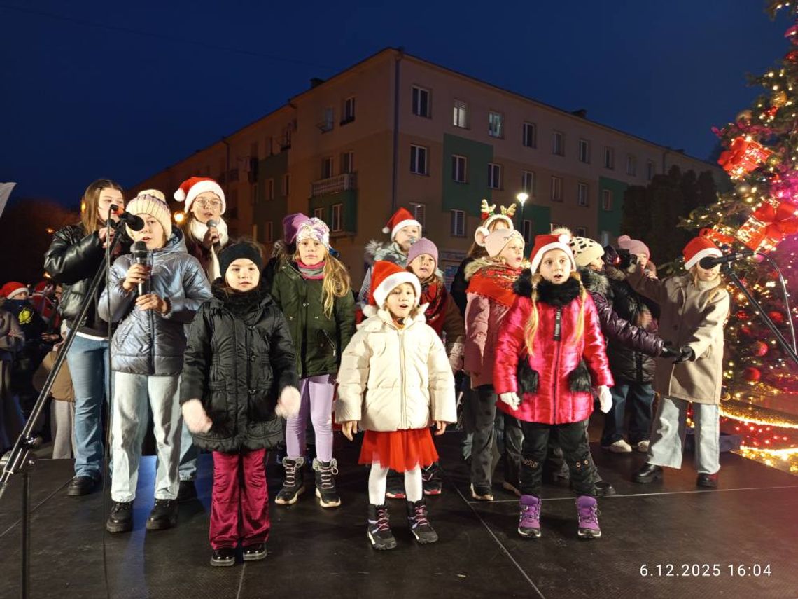 Radosny czas rozpoczęty. Mikołaj pojawił się w Mielcu Radosny czas rozpoczęty. Mikołaj pojawił się w Mielcu