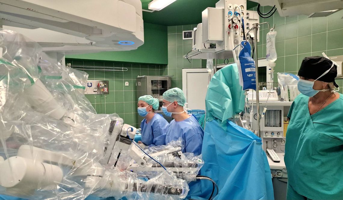 Robot chirurgiczny na Bloku Operacyjnym nie próżnuje Robot chirurgiczny na Bloku Operacyjnym nie próżnuje