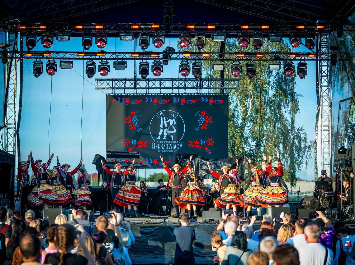 „Rzeszowiacy” na Dożynkach Prezydenckich w Tryńczy „Rzeszowiacy” na Dożynkach Prezydenckich w Tryńczy