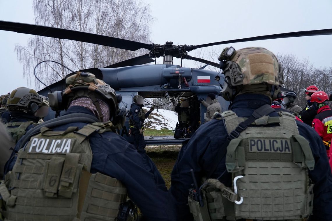 S-70i Black Hawk nad Soliną. Kontrterroryści ćwiczyli w ekstremalnych warunkach S-70i Black Hawk nad Soliną. Kontrterroryści ćwiczyli w ekstremalnych warunkach