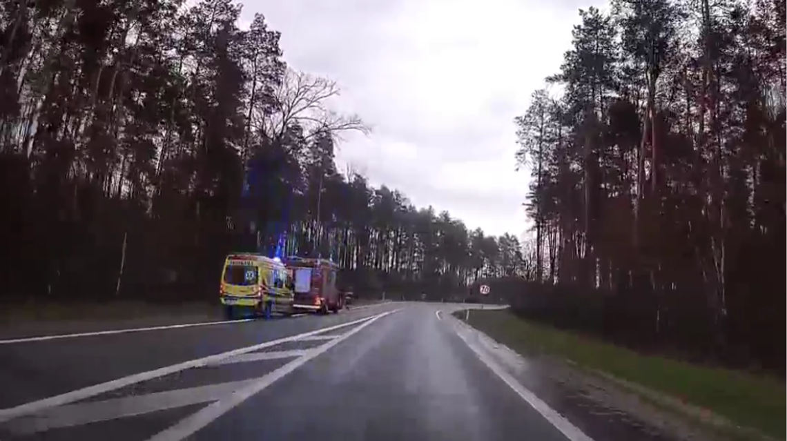 Samochód dachował na obwodnicy Mielca. Na miejscu interweniowały służby! [WIDEO]