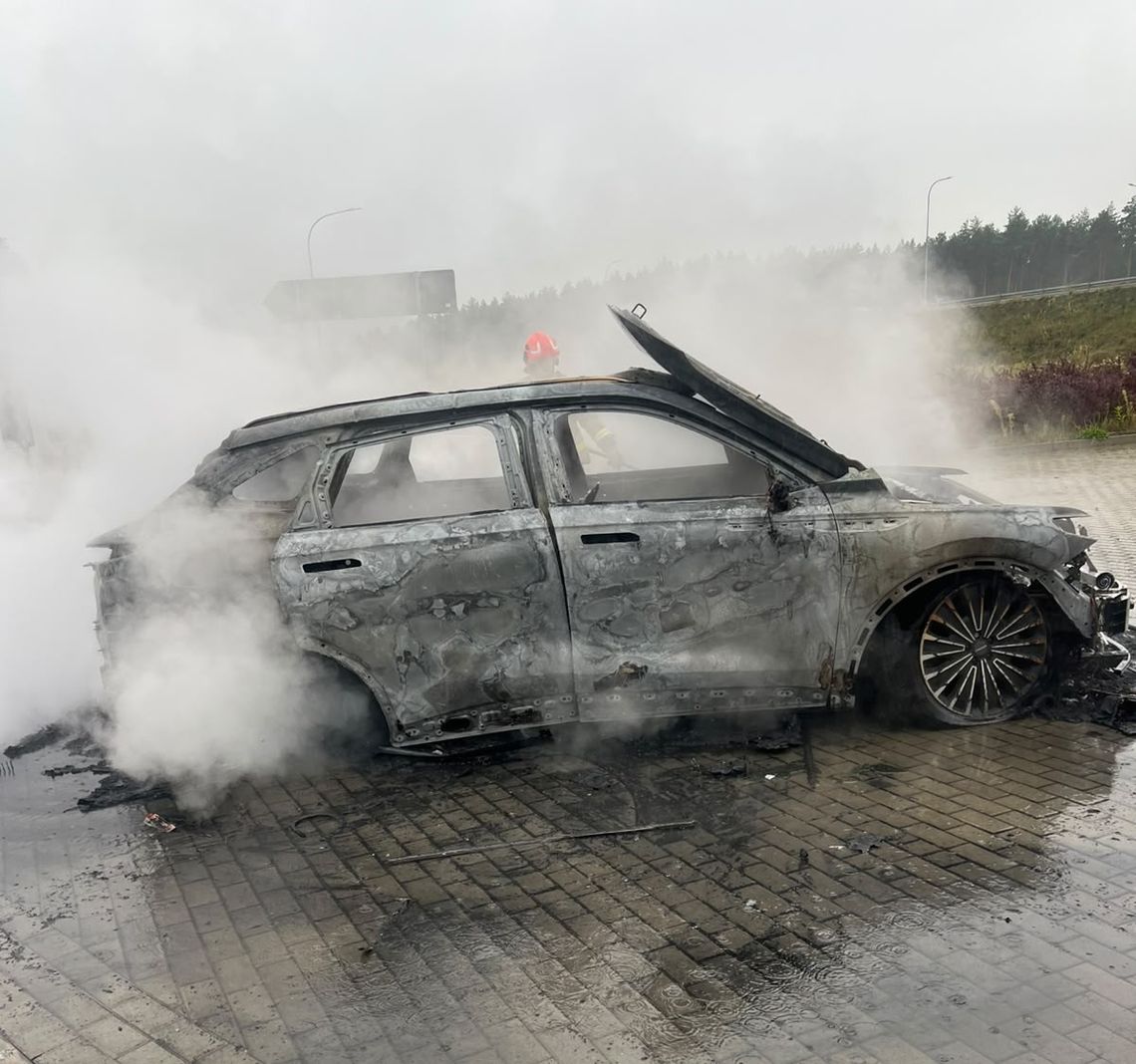 Samochód stanął w płomieniach. Policjanci pomogli rodzinie opuścić pojazd