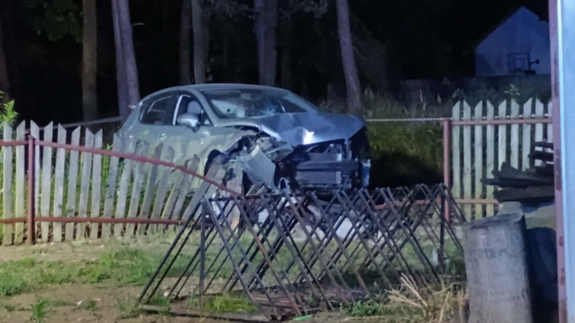 Nocny przejazd zakończył się w ogrodzeniu. Kierowcy brak Nocny przejazd zakończył się w ogrodzeniu. Kierowcy brak