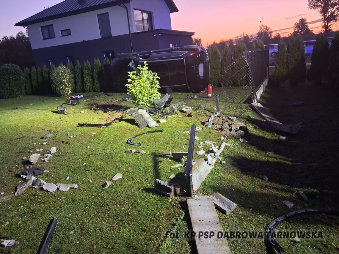 Samochód wypadł z drogi w Szczucinie. Kierowca trafił do szpitala