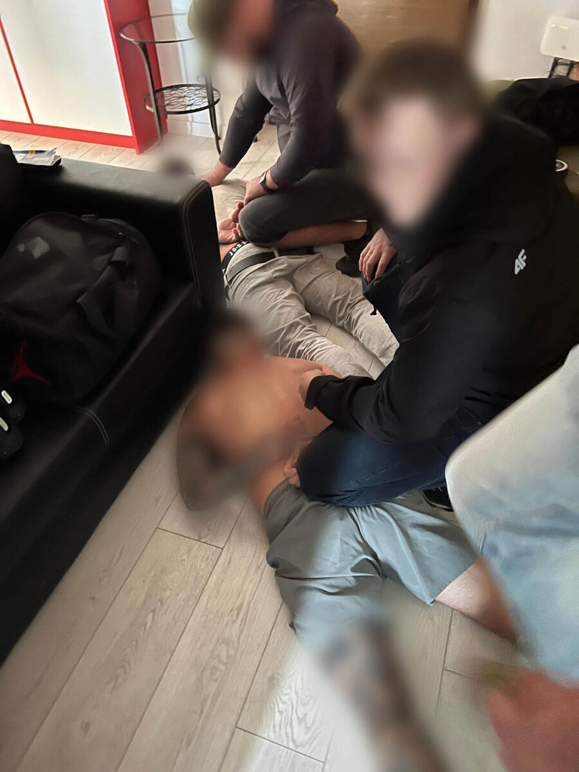 Skok na jubilera za 600 tys. zł! Policja dopadła podejrzanych w Krakowie. Narkotyki wyrzucali przez okno Skok na jubilera za 600 tys. zł! Policja dopadła podejrzanych w Krakowie. Narkotyki wyrzucali przez okno