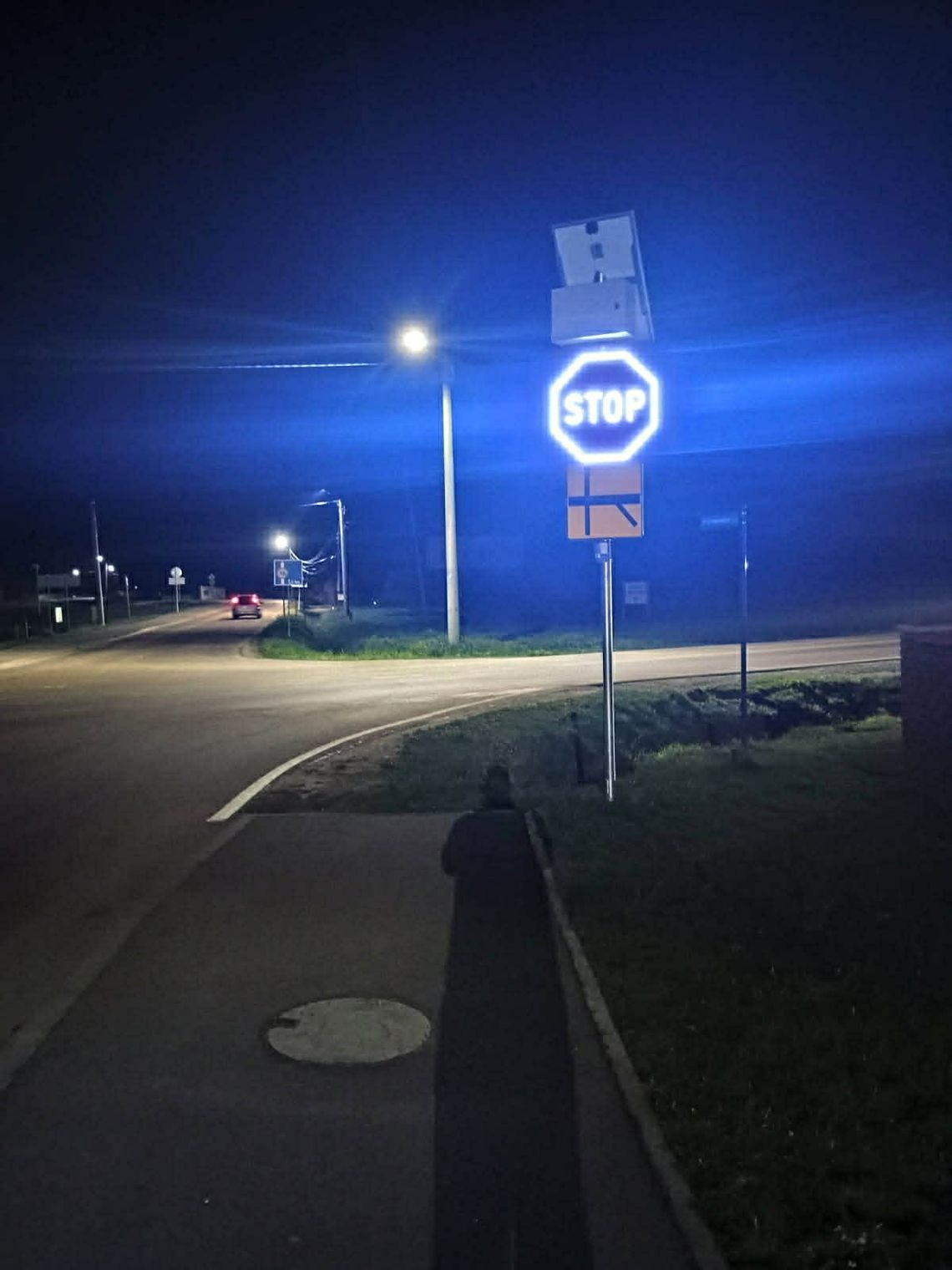 Skrzyżowanie Dulczy Wielkiej i Żarówki z aktywnymi znakami STOP