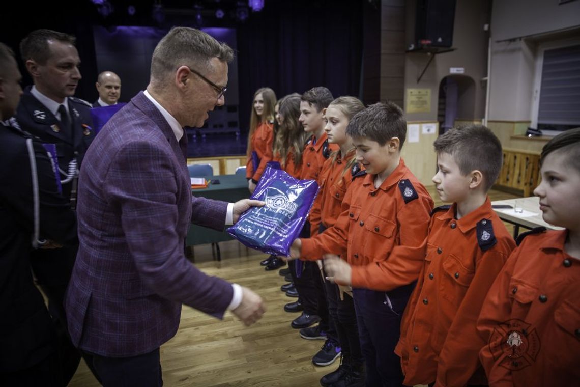 ŚLUBOWANIE CZŁONKÓW MŁODZIEŻOWEJ DRUŻYNY POŻARNICZEJ PRZY OSP W PADWI NARODOWEJ.