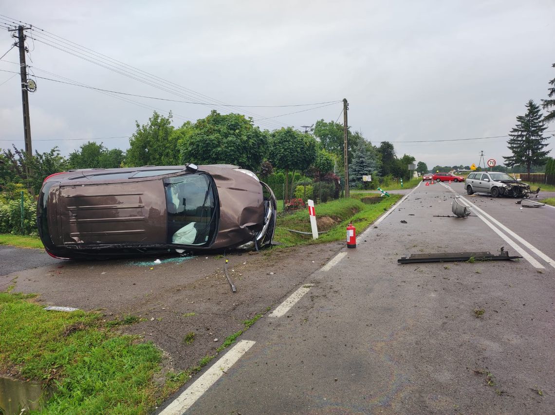 Słupiec. Zderzenie dwóch samochodów na drodze wojewódzkiej. Jeden przewrócił się na bok!