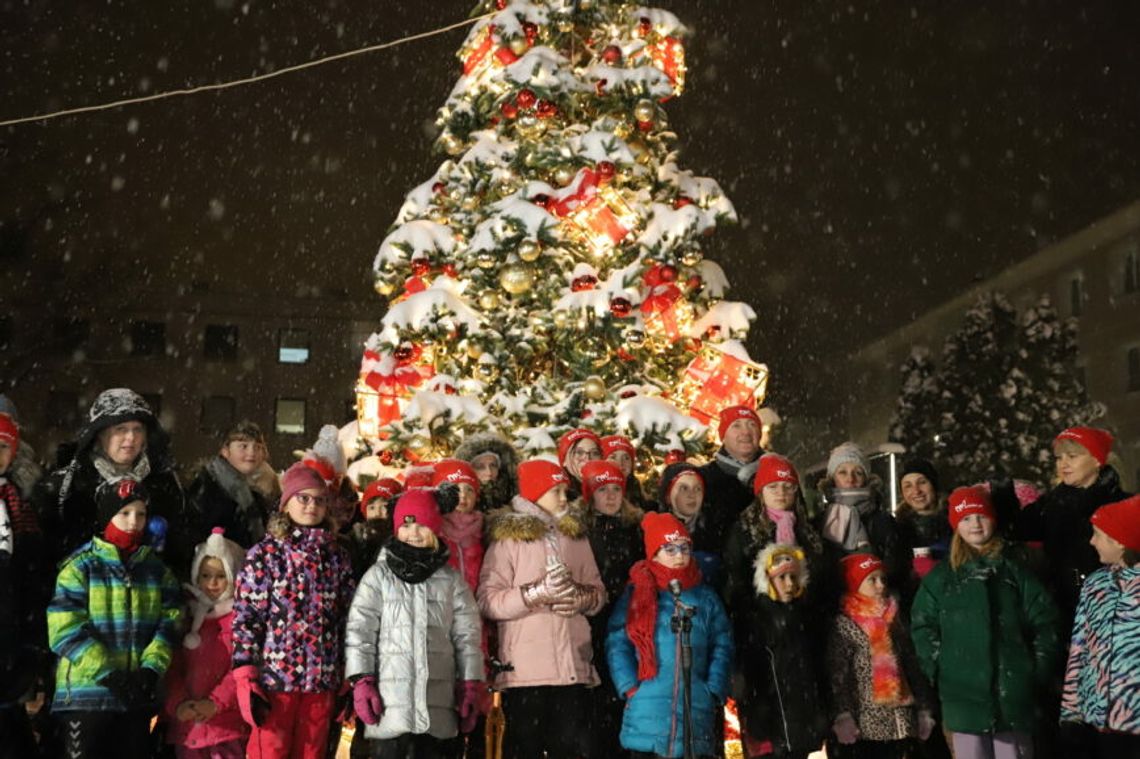 Śpiewanki pod choinką z Prezydentem Miasta Jackiem Wiśniewskim na Placu AK