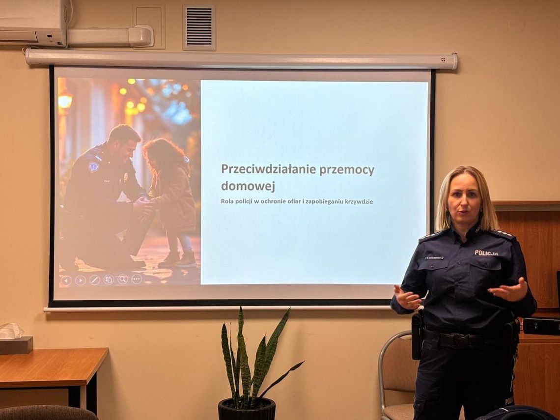 Spotkanie funkcjonariuszek z osobami doświadczającymi przemocy domowej Spotkanie funkcjonariuszek z osobami doświadczającymi przemocy domowej
