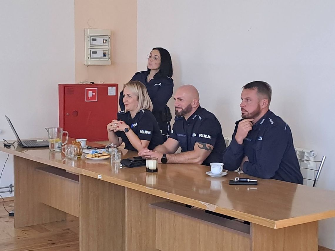 Spotkanie policjantów z seniorami w Podolu Spotkanie policjantów z seniorami w Podolu