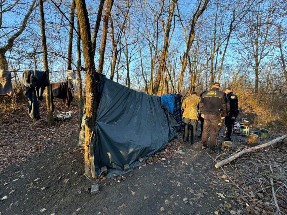 Straż Miejska sprawdza miejsca gdzie przebywają bezdomni