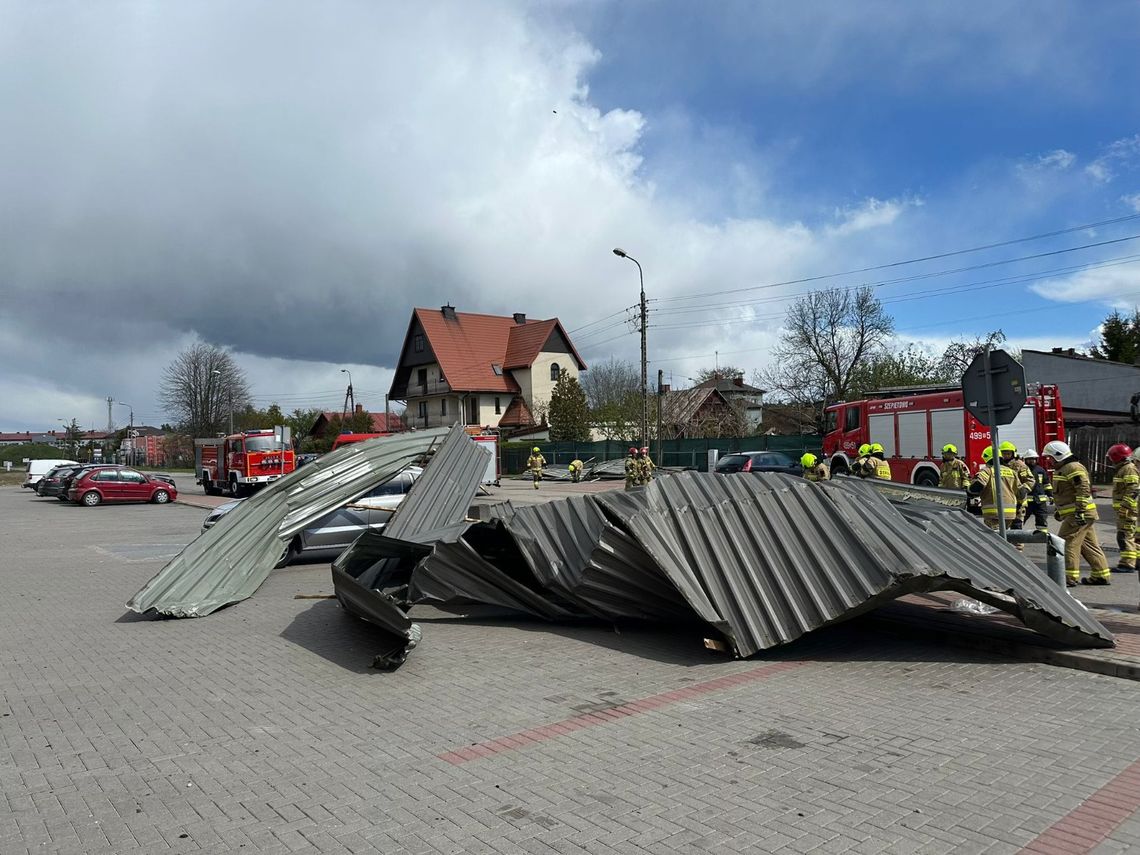 Strażacy nadal interweniują, silne podmuchy wiatru są zagrożeniem