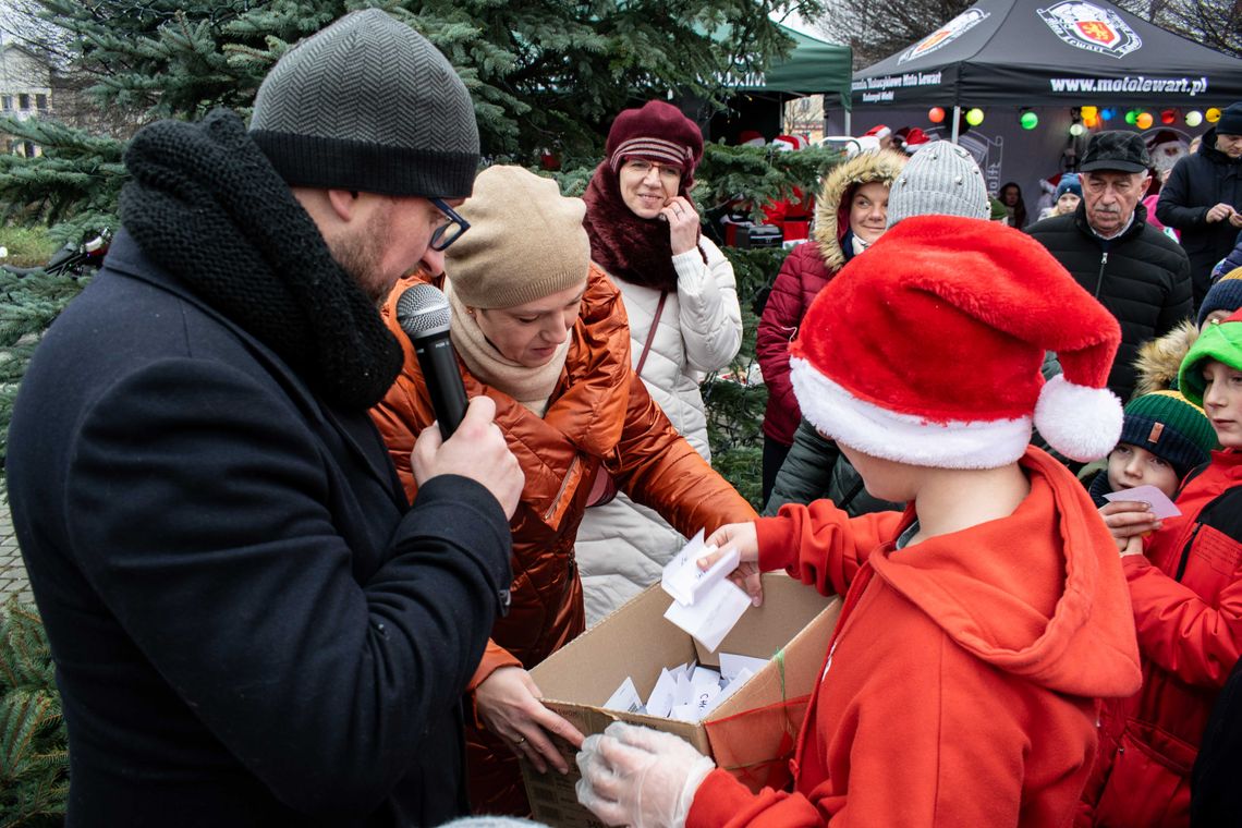Świąteczny kiermasz na rynku w Radomyślu Wielkim. Mikołaje rozdawały upominki, a przechodnie losowali choinki!