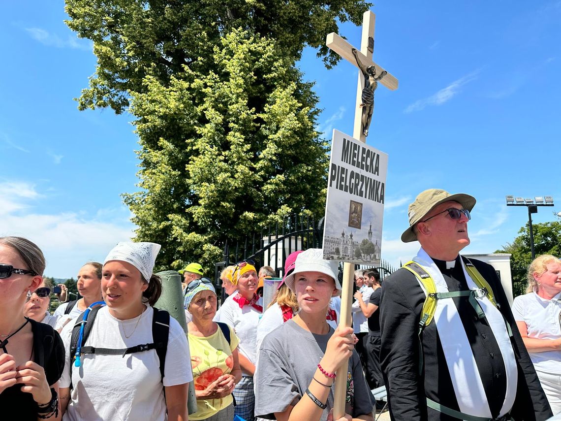 Tłumy pielgrzymów u stóp Maryi – rodziny, małżeństwa i piesze grupy w Tuchowie