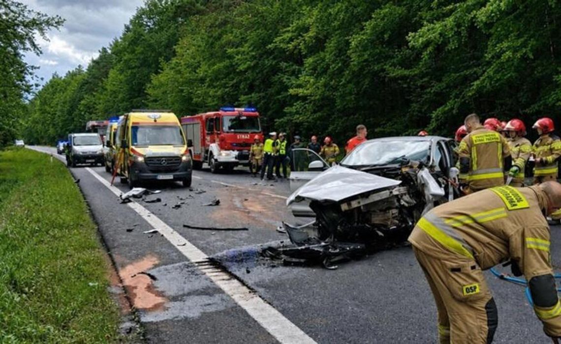 Tragiczny wypadek na DK9 w Głogowie Małopolskim. BMW zderzyło się czołowo z Kią. Dwie osoby nie żyją Tragiczny wypadek na DK9 w Głogowie Małopolskim. BMW zderzyło się czołowo z Kią. Dwie osoby nie żyją