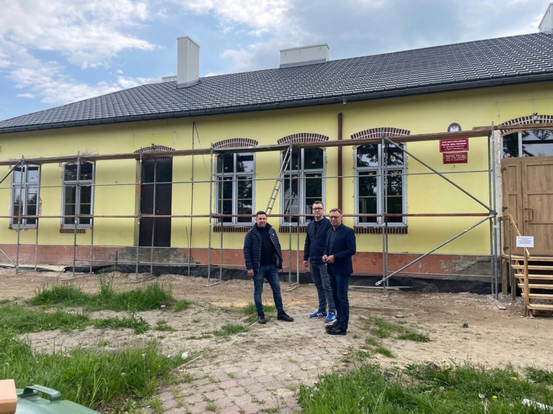 Trwa termomodernizacja budynku po dawnej szkole w Zarówniu