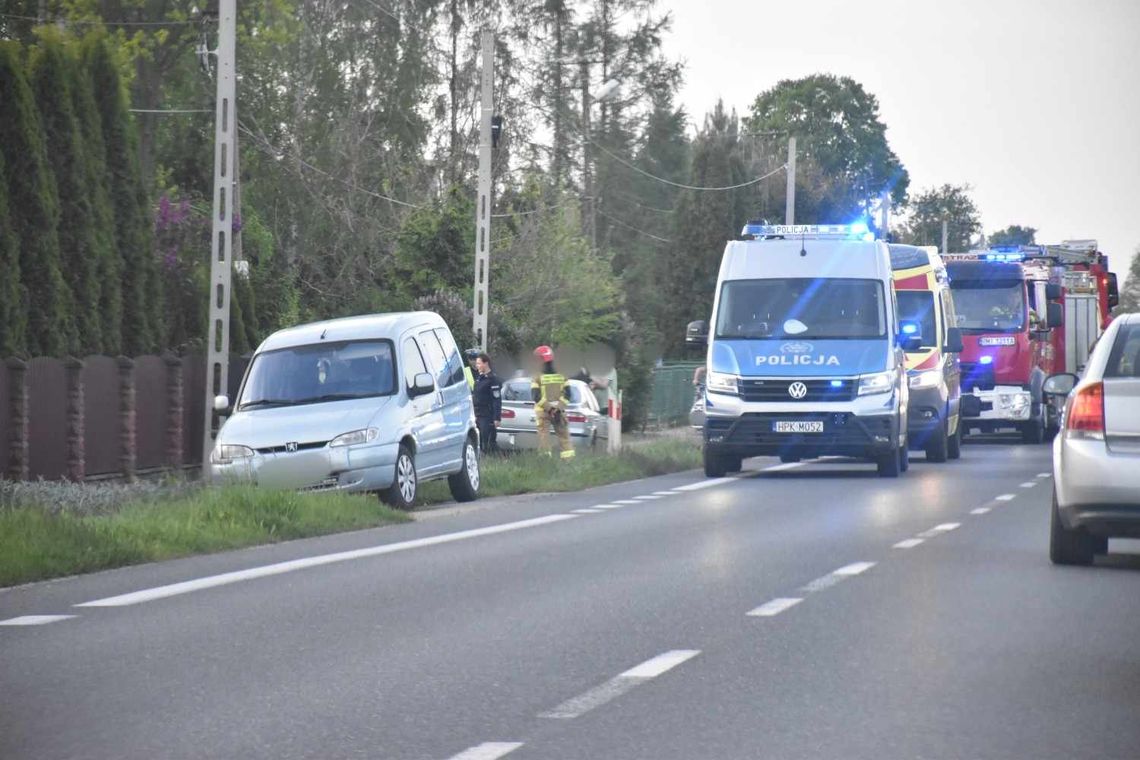 Tuszyma. Kierujący renault trafił do szpitala