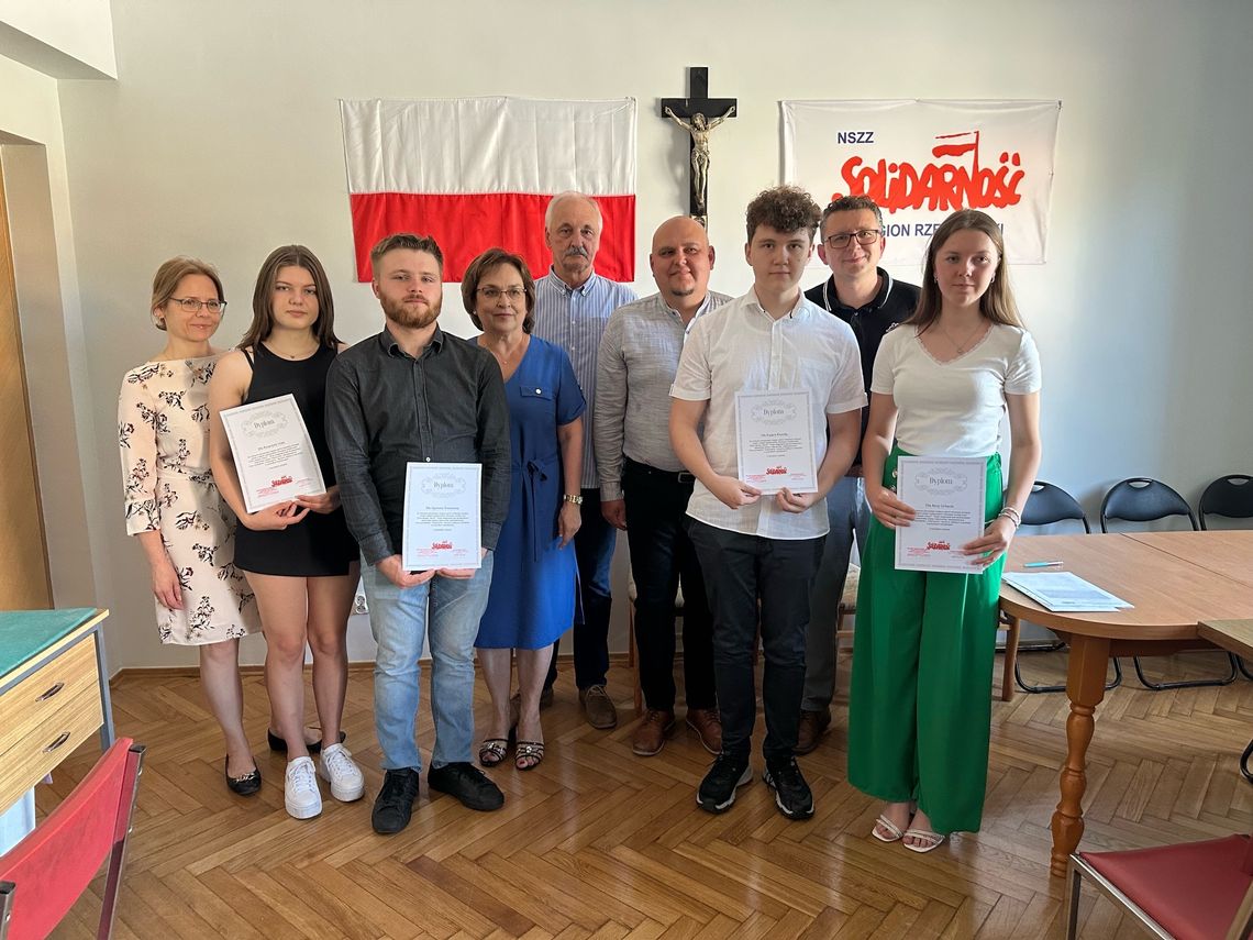 Uczniowie mieleckich szkół ponadpodstawowych nagrodzeni przez NSZZ „Solidarność”.