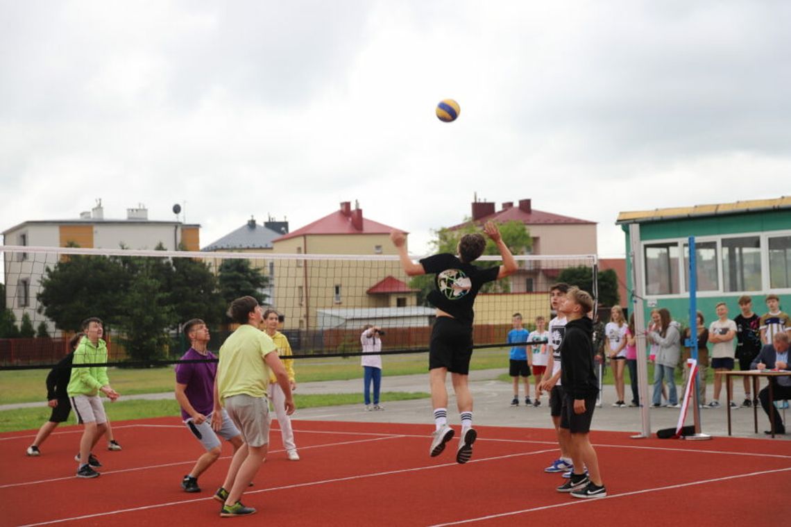 Uczniowie Szkoły Podstawowej nr 13 w Mielcu mogą cieszyć się nowo powstałym boiskiem do gry w siatkówkę