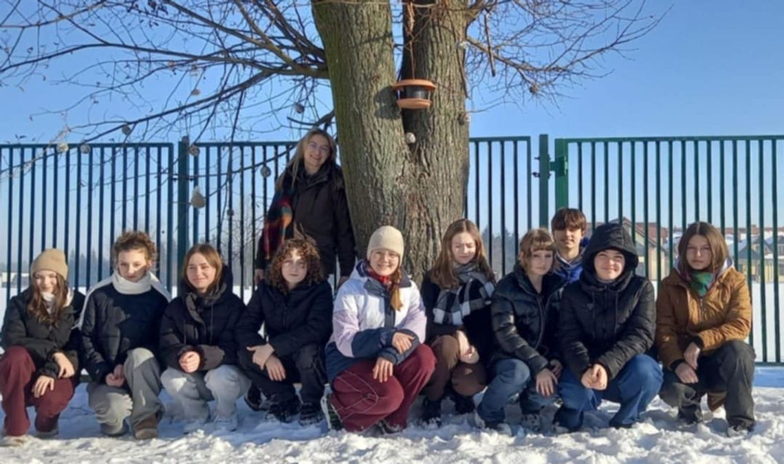 Uczniowie z Chorzelowa pomagają ptakom przetrwać zimę