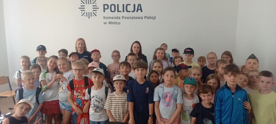 Uczniowie ze Szkoły Podstawowej nr 2 w Mielcu z wizytą w mieleckiej Policji