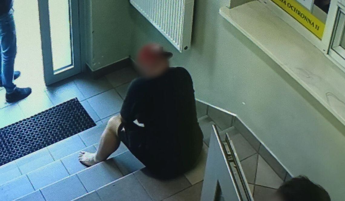 Ukradł złoty łańcuszek z salonu jubilerskiego i próbował schować się w budynku komendy
