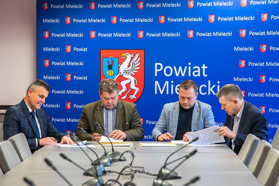 Umowy podpisane. Kolejny rok zagrają z Powiatem Mieleckim Umowy podpisane. Kolejny rok zagrają z Powiatem Mieleckim