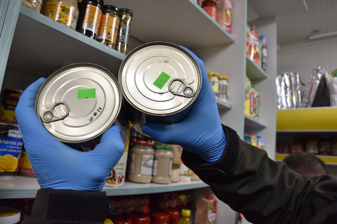 Usuwali i zmieniali daty na produktach spożywczych