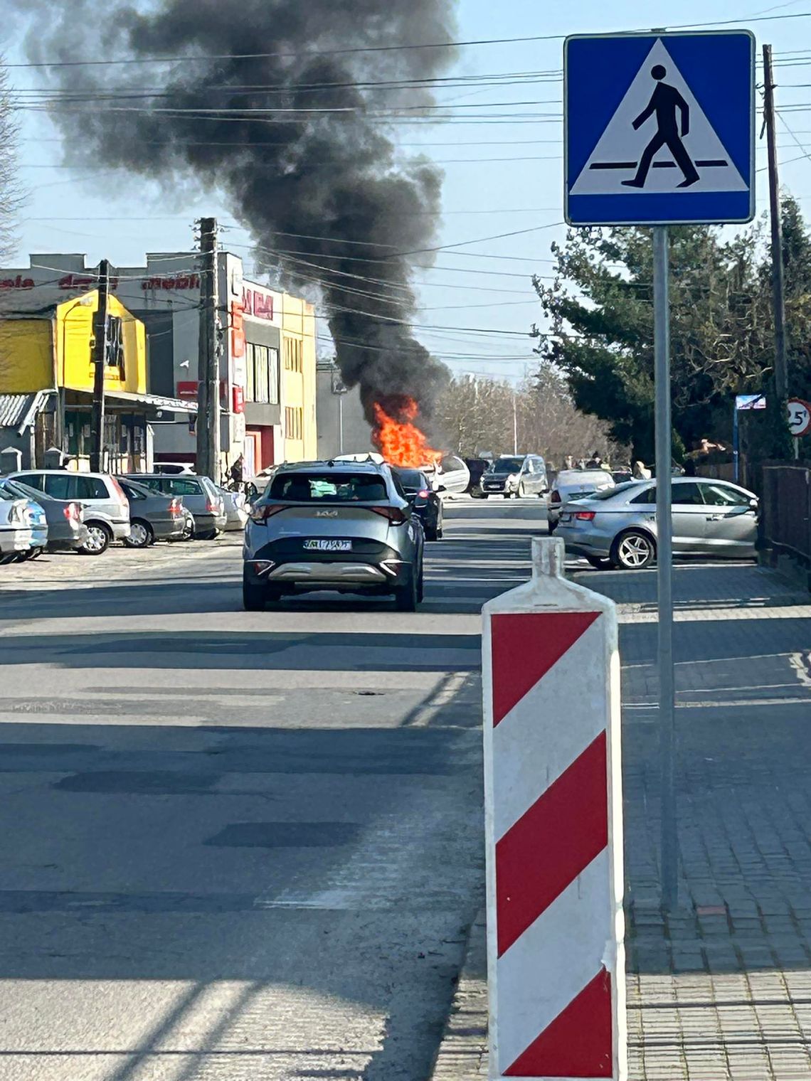 UWAGA: Pożar samochodu przy ul. Targowej w Mielcu