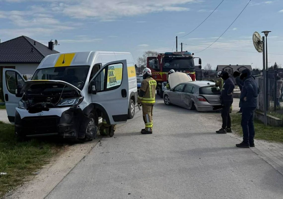 UWAGA! WYPADEK w Przecławiu, są osoby poszkodowane UWAGA! WYPADEK w Przecławiu, są osoby poszkodowane