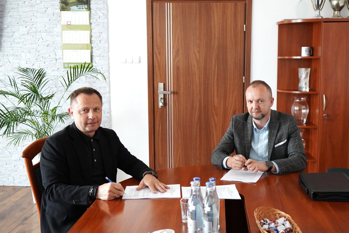 W Przecławiu podpisano umowę o realizacji zadania: poprawienie stanu dróg i  infrastruktury w Rzemieniu