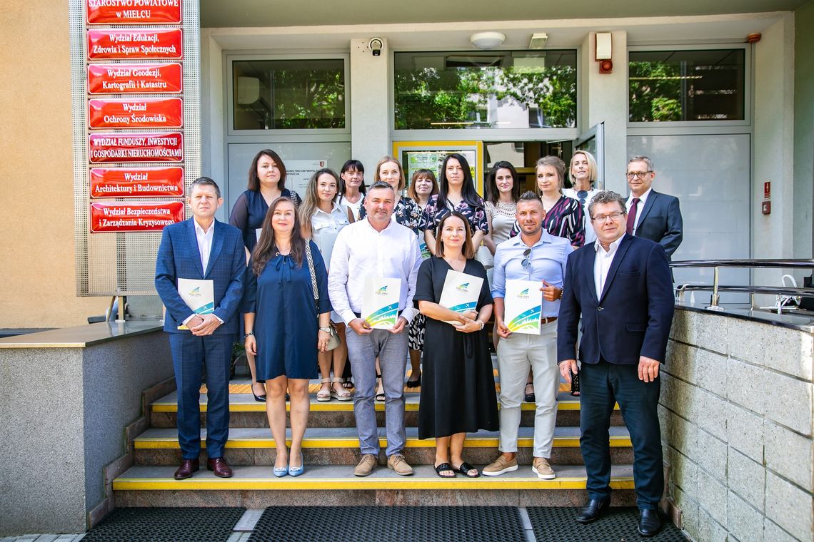 W Starostwie w Mielcu wręczono akty nadania stopnia nauczyciela mianowanego.