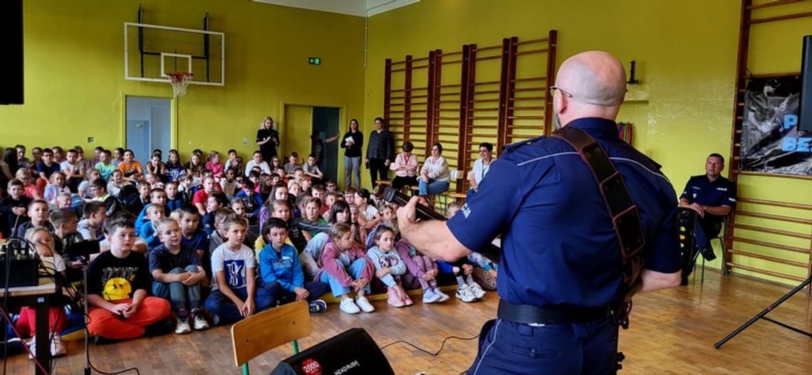 W szkołach podstawowych zagrała "Policyjna Nuta Bezpieczeństwa"