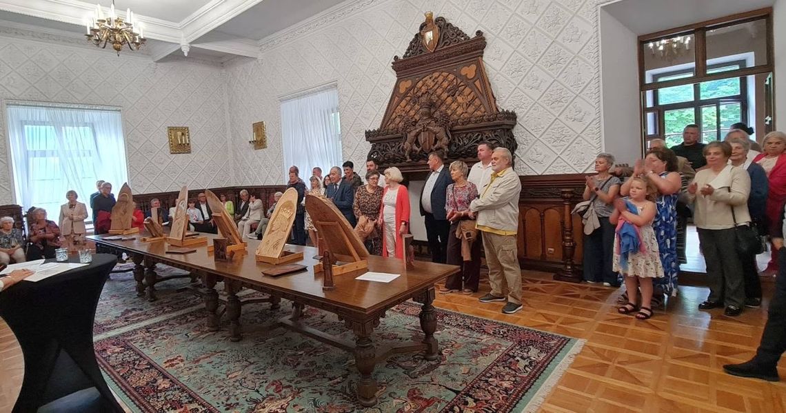 Wernisaż wystawy rzeźb Adama Kopacza w zamku w Przecławiu Wernisaż wystawy rzeźb Adama Kopacza w zamku w Przecławiu
