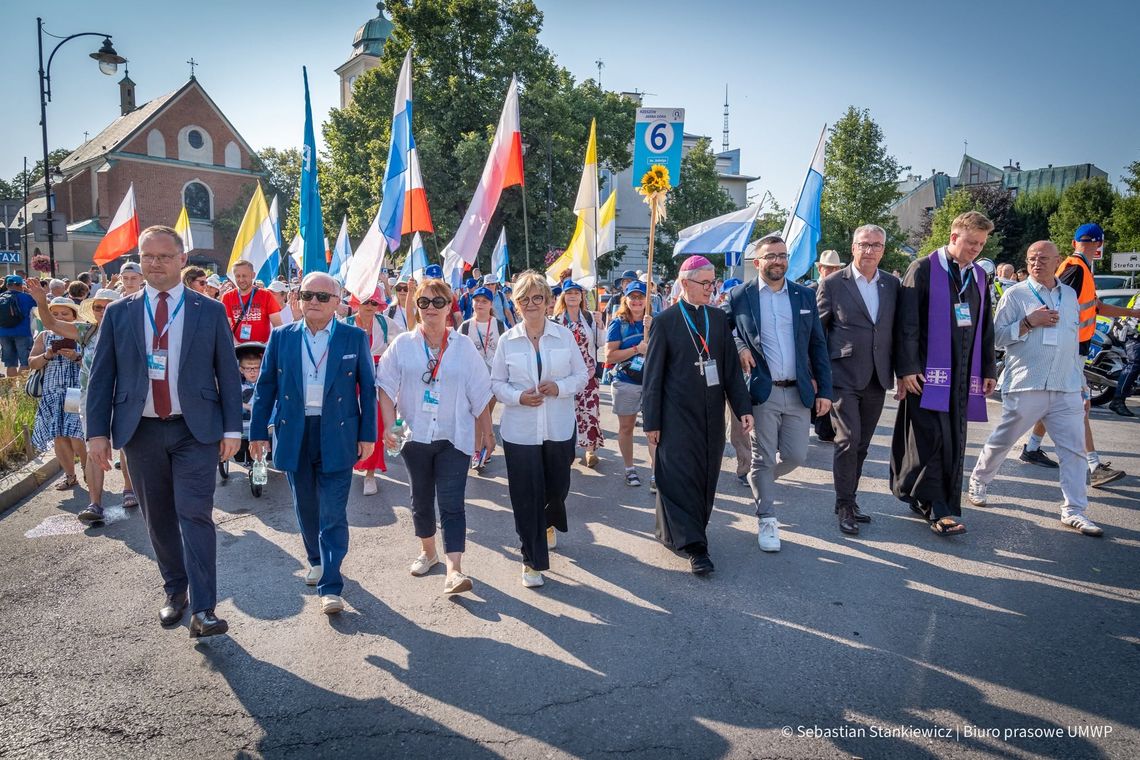 Wielkie poruszenie w Rzeszowie! Setki osób ruszyło na Jasną Górę Wielkie poruszenie w Rzeszowie! Setki osób ruszyło na Jasną Górę