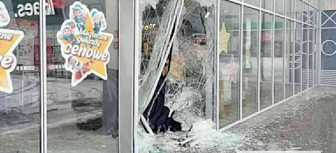 Wjechał do sklepu. Zapomniał, że zima.