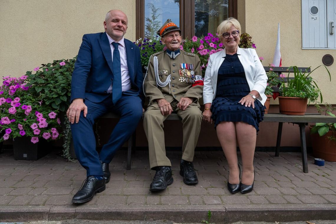 Wojewoda podkarpacki z wizytą u najstarszego żyjącego czołgisty Wojska Polskiego