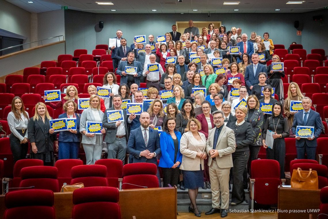 Wręczenie promes na wyposażenie dla szkół z Gminy Przecław