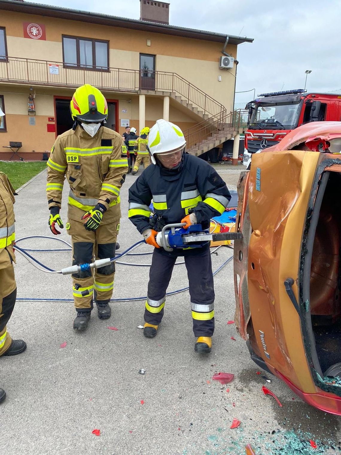 Wspólne ćwiczenia OSP Chorzelów i OSP Tuszyma z ratownictwa technicznego