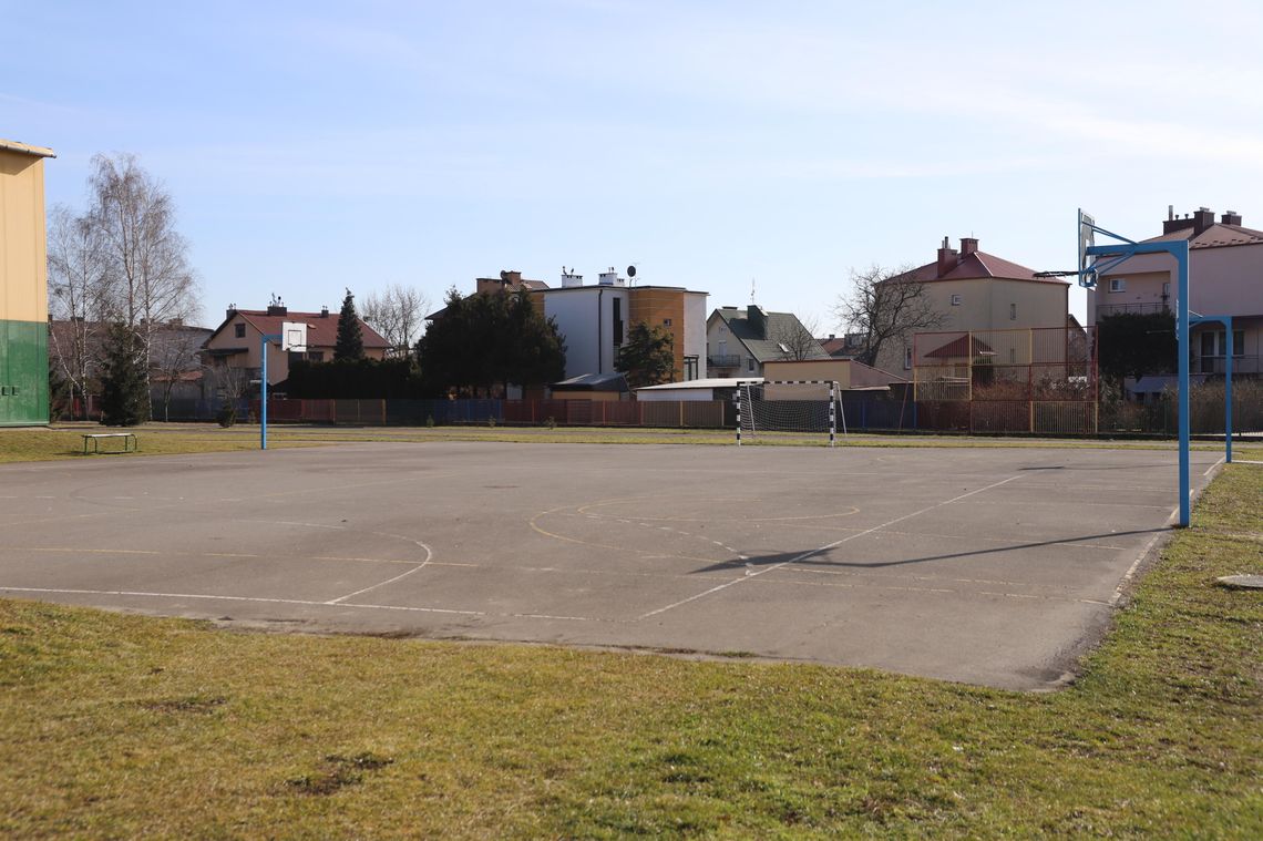 Wykonawca wybrany. Nowe boisko przy SP nr 13 w Mielcu coraz bliżej realizacji