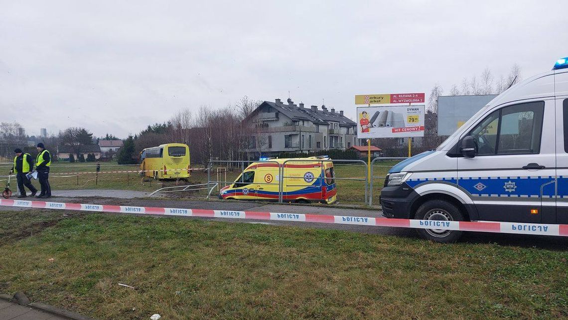 Wypadek autokaru na jednym z rond w Rzeszowie. Pojazd wypadł z jezdni Wypadek autokaru na jednym z rond w Rzeszowie. Pojazd wypadł z jezdni