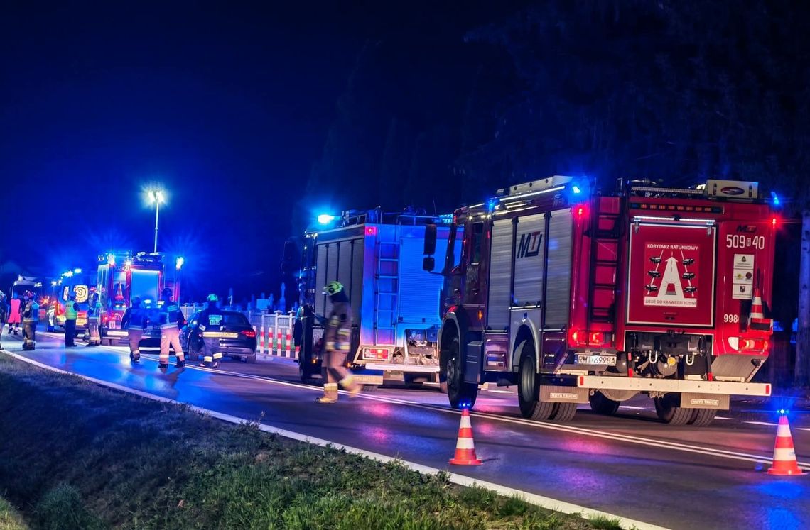 WYPADEK Chorzelów. Droga zablokowana, dwie osoby poszkodowane WYPADEK Chorzelów. Droga zablokowana, dwie osoby poszkodowane