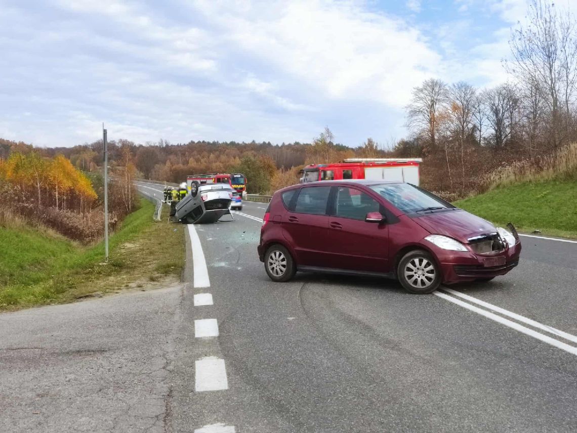 Wypadek pod Jasłem, jeden samochód dachował. Są osoby poszkodowane! Wypadek pod Jasłem, jeden samochód dachował. Są osoby poszkodowane!