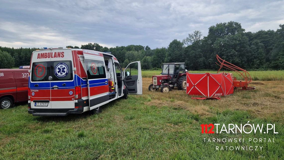 Wypadek podczas prac polowych w Zaczarniu. Nie żyje młody mężczyzna