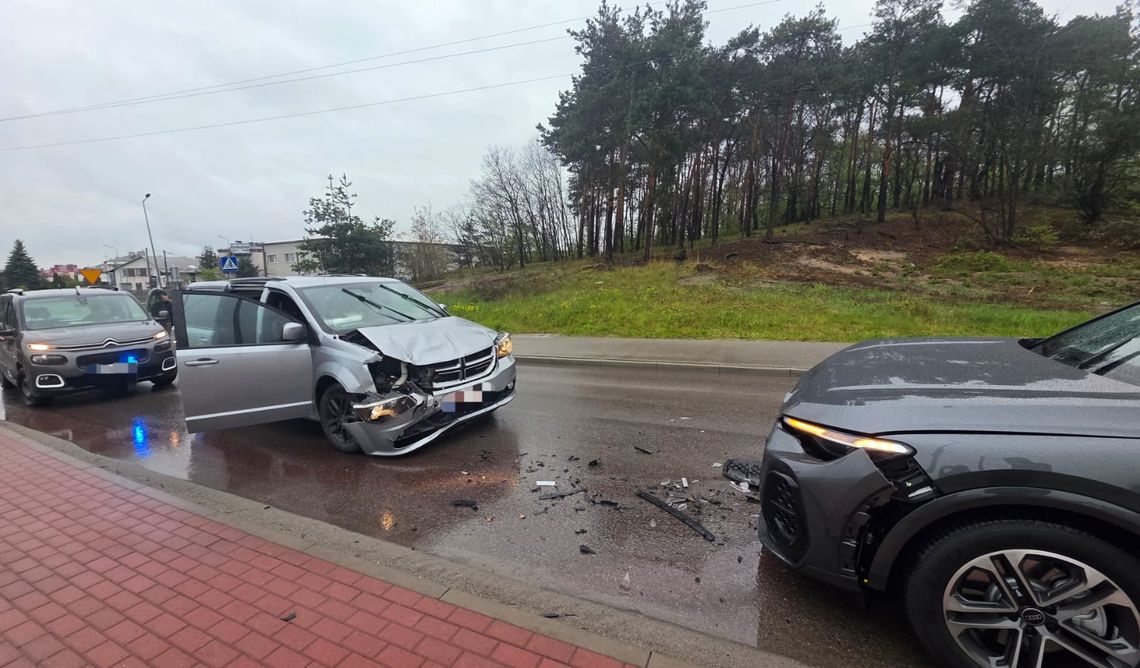 WYPADEK w Mielcu na K. Jadwigi. Kierowca i dzieci przewiezieni do szpitala